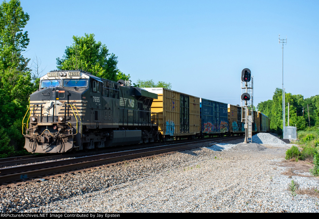 NS 7655 leads 172 onto the siding at South Roddy